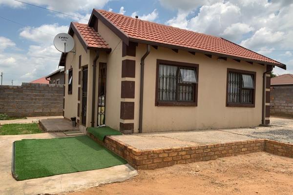 This low maintenance, 2-bedroom home is situated on a corner stand in the desirable Bergsig area, just next to Heidelberg Mall and ...