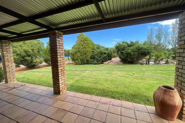 This 9713sqm property is situated on the N12 towards Cape Town within close proximity to Kimberly.

This outstanding property has the ...