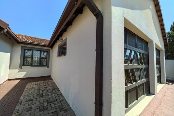 This well-sized home offers:
-3 Bedrooms
-2 Bathrooms
-Dining Room
-Kitchen
-Lounge

Additionally, there are:
-2 Outside Rooms ...