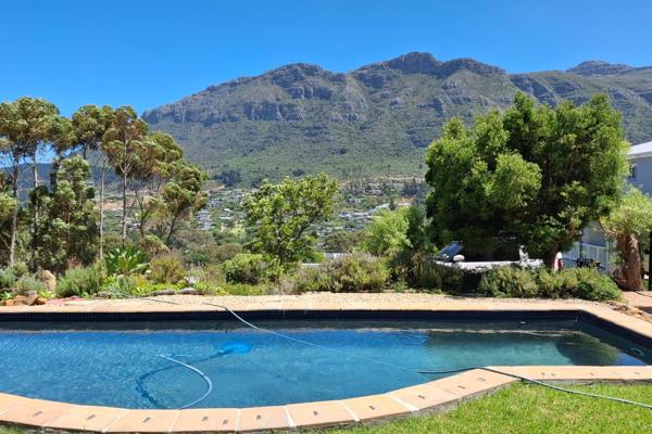 Tucked up against the sunny north-facing slopes of the Hout Bay valley, this quiet, secure, well-established residential area is ideal ...