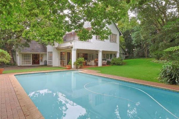 LARGE TRADITIONAL FAMILY HOME WITH COTTAGE IN BRYANSTON EAST
Nestled on an expansive 4025sqm of land in Wilton Avenue this exquisite ...