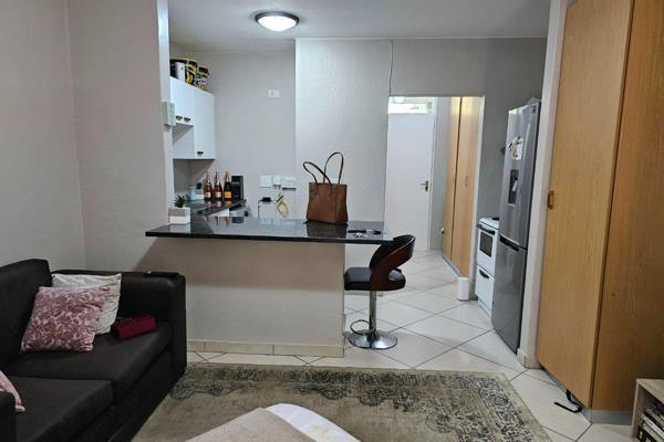 One bedroom open plan apartment to rent in Bryanston East.
This unit offers the following:

Open plan kitchen with space for a ...