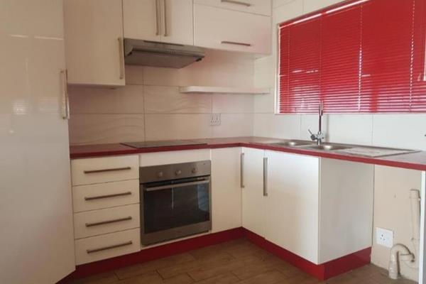 Lovely 3 bedroom upstairs apartment, which consists of 3 big size rooms, lounge, dining room,modern kitchen gloss white with red stone ...