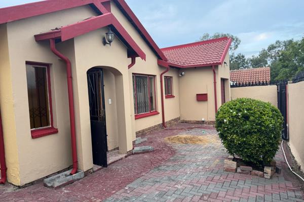 Beautiful three bedroom house in Olivenhoutbosch available for Rental.
Three bedrooms.

One bathrooms.

Living area.

Modern ...