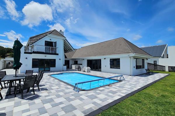 Enjoy your holiday sipping a cool drink by the pool overlooking the golf course!  

This charming sunny, newly tiled holiday home has a ...