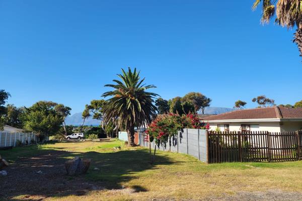 Sunny, three-bedroom house for rent in Kommetjie from 1 April 2025. Not far from “The ...