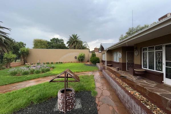 House offering:3 Bedrooms with built-in cupboards
2 Bathrooms
Sitting Room
Open-plan ...