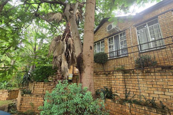 This cozy corner unit is located in un upmarket and popular security estate in Safari gardens.  The unit boasts 2 living areas, Open ...