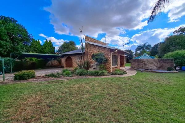 Solar Geyser + 5kw Inverter. Boomed-off area. 

Stunning home to rent in a boomed-off area that provides a safe environment. ...