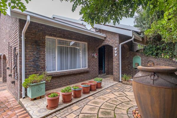 This beautifully maintained family home is ideally situated in the heart of Heidelberg ...