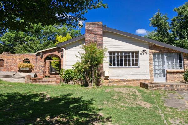 Situated in the heart of the Oatlands area, close to Graeme College and Makana Vet, this family home offers a light and airy open-plan ...