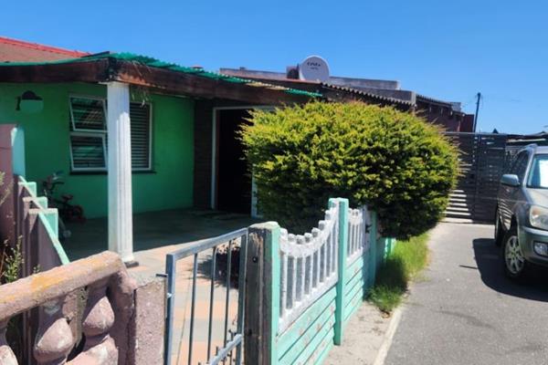 Discover your new home in the heart of Kwa-Langa, offering both comfort and convenience. This inviting 2-bedroom house features a ...