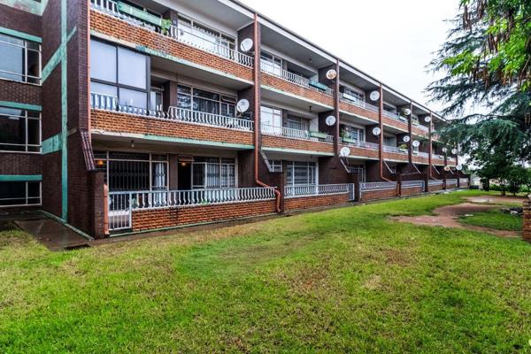 Investment Potential or Young family 
This ground floor spacious unit offers:

2 Spacious bedrooms, with ample wardrobes
Main bedroom ...