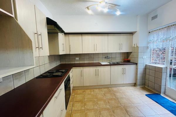 This spacious apartment features 3 bedrooms, 2 bathrooms main ensuite, moder neat kitchen, inviting lounge and dining area seamlessly ...