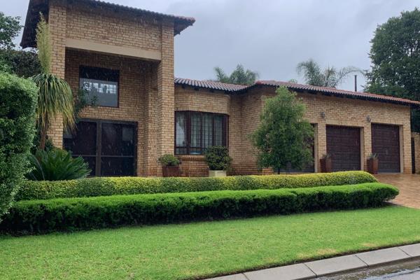 IMMACULATE  4 BEDSIMPLEX FAMILY HOME WITH DOMESTIC ROOM AND 3 GARAGES, IN A SECURE ESTATE IN RUIMSIG 
Not only is this a nearly zero ...