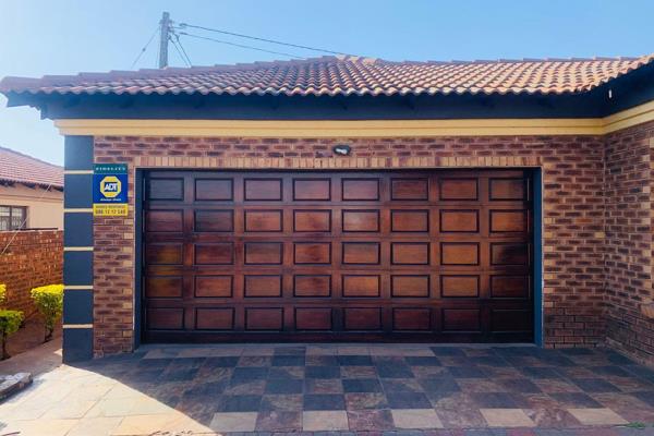 This property is located not far from Middelburg Mall.
Has three bedrooms and two full bathrooms.
Kitchen, dining room and lounge.
An ...