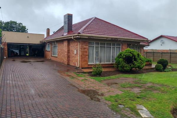 Perfect home in Kempton park 10 minutes away from OR Tambo airport. This property offers 3 large bedrooms, 2 modern full bathrooms, 2 ...