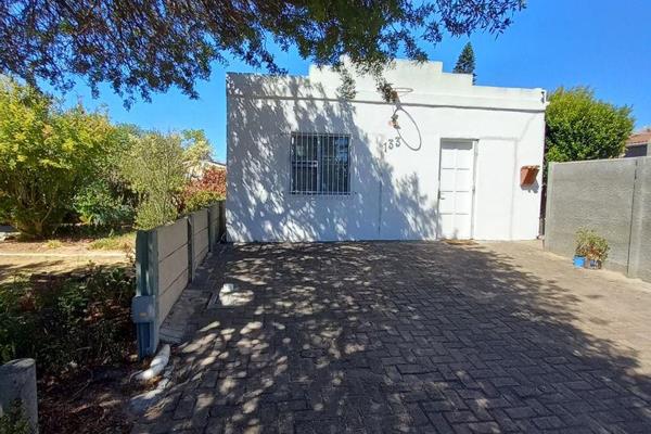 This spacious Granny-Flat is situated in Vredenberg Bellville. Close to the N1 highway. This will make traveling easier to get to your ...