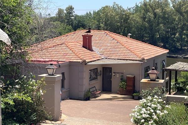 Escape to your own private sanctuary on the banks of the Vaal River! This stunning ...