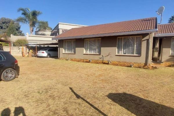 3-bedroom property in the heart of Crystal Park, Benoni. This cozy home offers lounge and dining area, ideal for gatherings and relaxed ...