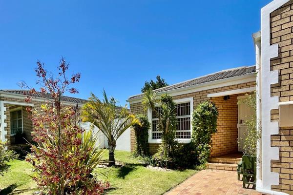 2 Bedroom Townhouse to Rent in Tara, near Sonstraal Heights 

This neat two-bedroom townhouse is situated in a quiet secure complex ...