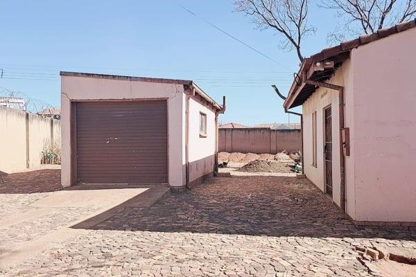 A family home in Lenasia exit 10 consisting  of  3 bedrooms. A big lounge dinning , separate bathe and a toilet , fitted kitchen ...