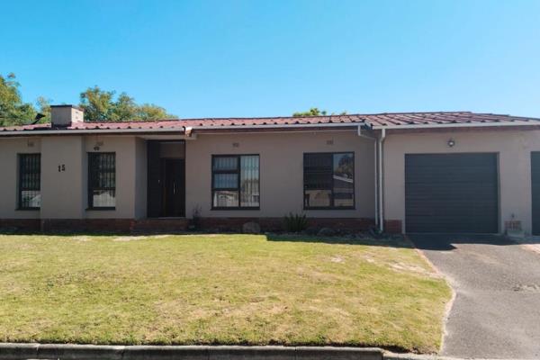 This lovely spacious 3 bedroom house offers the following:

3 Bedrooms
2 ...