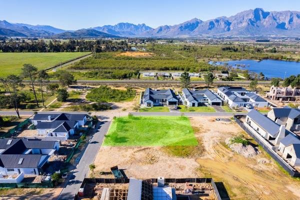 An exclusive listing to Tyson Winelands, a lovely corner 773 sqm plot in the Acres on Pearl Valley Golf Estate is now available ...