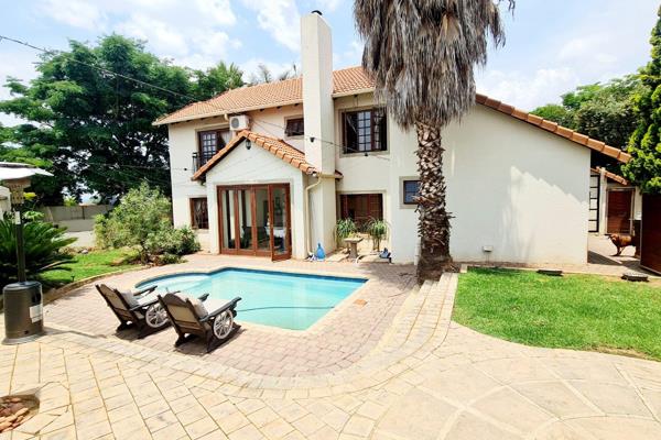 Luxury 4 Bedroom 4 Bathroom House for rent in Monavoni.

As you enter into the open plan Lounge and Dining Room with amazing Textures ...