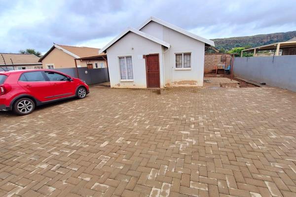 Lovely home in mahube valley
 Consists of 3bedrooms with build -in carport 
Open plan kitchen and lounge
Master bedroom has ...