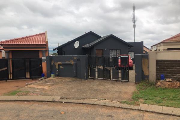 3bedroom house with built-in Cupboards to rent in vosloorus ext2 

3 Bedrooms with BIC 
Lounge 
Kitchen with BIC 
Bathroom 
Tiled ...