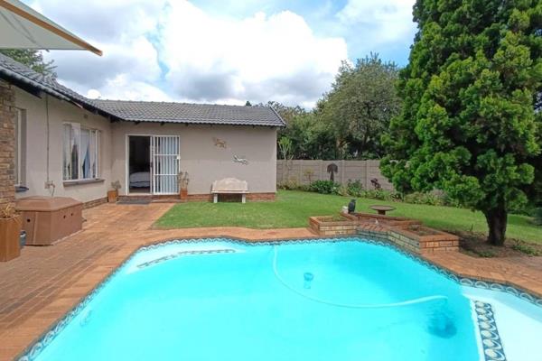 Six bedroom home | two garages and three carports | staff accommodation | sparkling ...