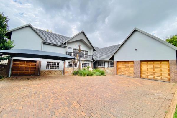 This elegant double-storey residence, situated in the secure enclave of Glen Marais, offers a harmonious blend of comfort and ...