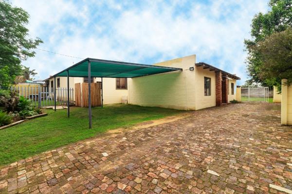 LOVELY 3 BEDROOM HOUSE WITH 2 FLATS FOR SALE IN PRIMROSE

Introducing your perfect family haven, where style meets functionality! ...