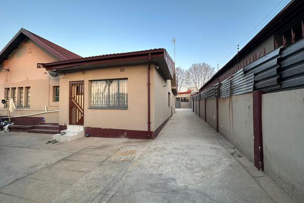 Safe street, walking distance to the Bez-Valley clinic. 
Water and electricity is prepaid. 
The house contains of a kitchen, lounge ...