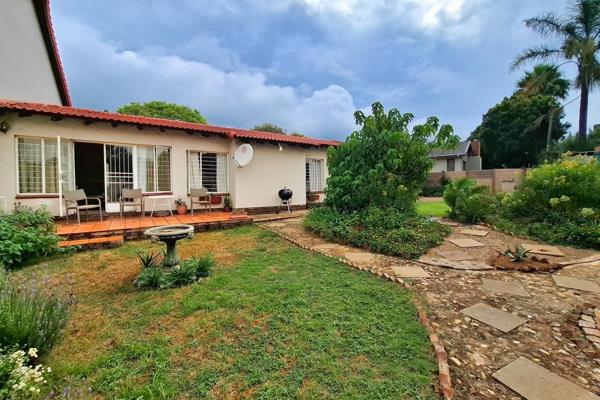 Spanish Villa to Rent in Pierre van Ryneveld. 

INTERIOR

* Dining room with window to kitchen
* Living area with double volume ...