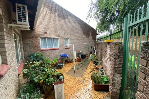 Located in Protea Park, this charming 3-bedroom, 1.5-bathroom unit offers comfort and convenience close to Bergsig Academy. The home ...