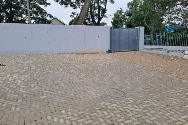 Newly renovated one bed unit R7000pm

This unit is newly renovated, tiled throughout and is ideal for a single person or couple. ...