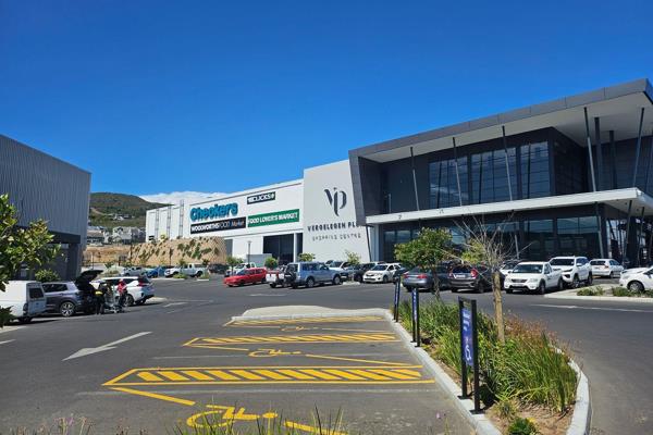 Office space of 942m2 available for lease at Vergelegen Plein Shopping Mall in Somerset West. This space features large windows that ...