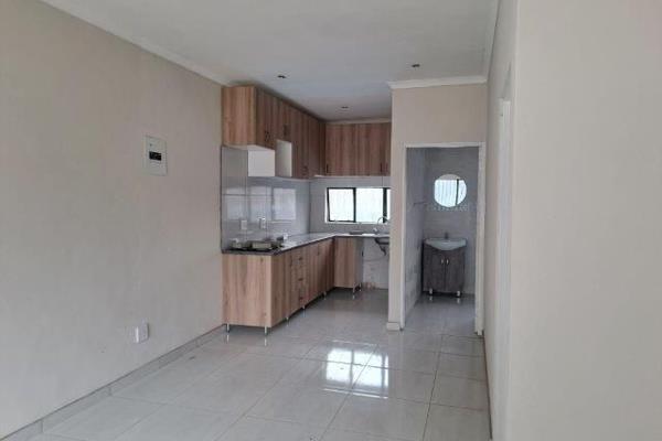 Newly renovated one bed unit R7000pm

This unit is newly renovated, tiled throughout and is ideal for a single person or couple. ...