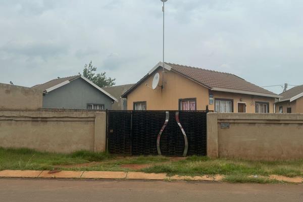 For sale: A cozy 2 bedroom, 1 bathroom home in Mapleton, Vosloorus. This free-standing house is situated on a big stand with a lovely ...