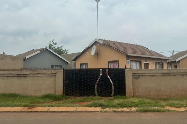 For sale: A cozy 2 bedroom, 1 bathroom home in Mapleton, Vosloorus. This free-standing house is situated on a big stand with a lovely ...