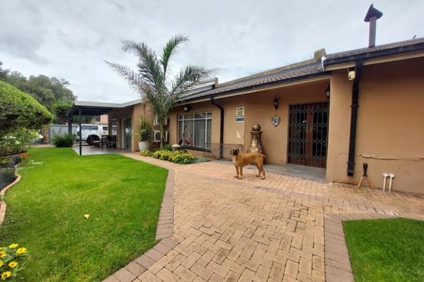 This House Offers:

5 Bedrooms
1 En-Suite Main Bathroom
2 Separate Bathrooms
6 Air-con&#39;s
Entrance ...