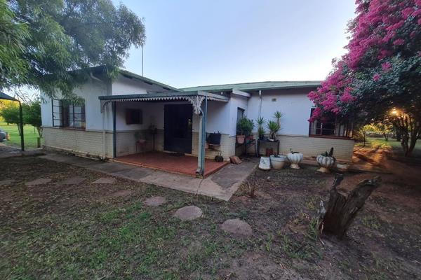 Perfectly situated 7 911 m2 stand with a large 3 bedroom home for sale in modimolle !!

A family or small-scale agriculture enthusiast ...