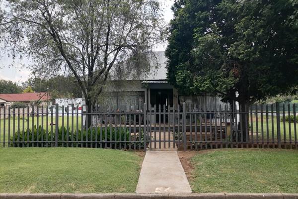 This family home offers
Three bedrooms
one bathroom
Lounge 
Kitchen
Study
Lockup garage
NEEDS TLC


