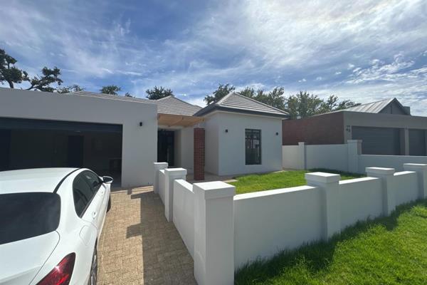 Welcome to your new rental home in the beautiful town of Paarl! 
This stunning house is ...