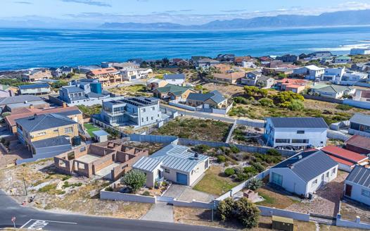 2 Bedroom House for sale in Perlemoenbaai