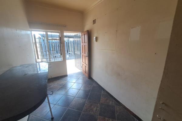 This room offers the following:

- Bedroom 
- Bathroom with a shower, basin and toilet 
- 1 Carport 
- Water excluded
- Prepaid ...