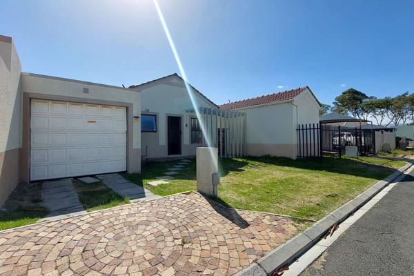 Nestled in the heart of Victoria Park, Somerset West, this delightful 2-bedroom home offers the perfect balance of comfort, security ...