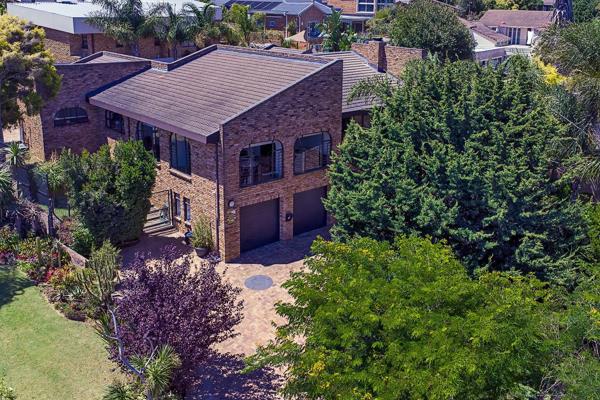 Stunning low maintenance face-brick home with gorgeous Table Mountain views!

This beautiful home is light and bright with very spacious living areas and lovely big windows. Set high up on the hill and in a quiet cul-de-sac with easy access to shops, the Tygerberg Nature ...